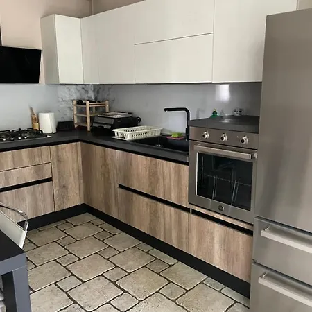 Soave Con Piscina E Giardino Privato מלון