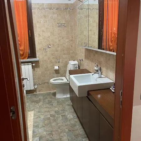 Soave Con Piscina E Giardino Privato מלון