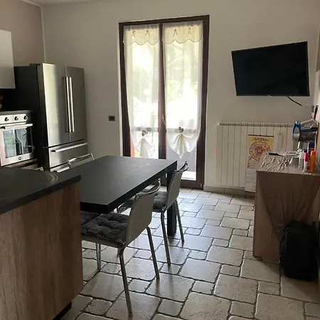 Soave Con Piscina E Giardino Privato מלון *